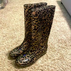 Magellan rain boots lovingly used, great condition size 8